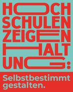 Grafik mit hellblauem Hintergrund und roter Schrift: „Hochschulen zeigen Haltung – Selbstbestimmt gestalten“