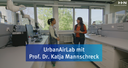 Eine junge Frau im Gespräch mit HHN-Profs.