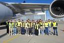 Studierende und Sebastian Kapser vor einem Lufthansa Flugzeug