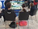 Junge Menschen spielen ein Videospiel.