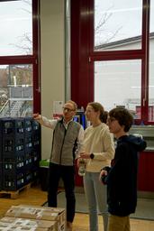 Studierende bei einer Besichtigung in einer Firmenanlage