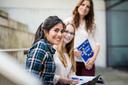 Drei Studierende mit Europabroschüre