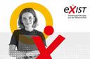 Eine Frau lächelt zufrieden in die Kamera. Sie hält eine Mappe in der Hand. Rechts oben ist das Exist-Logo zu sehen.
