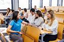 Studierende im Gespräch im Vorlesungsraum
