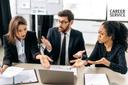 Zwei Frauen und ein Mann diskutieren am Tisch