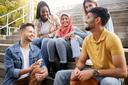 Student*innen sitzen zusammen und tauschen sich aus.
