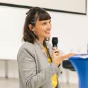 Projektleiterin Katharina Rust von der HHN begrüßt mit Mikrofon in der Hand.