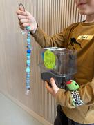 Das Bild zeigt ein Mini-Gewächshaus und einen Sonnenfänger