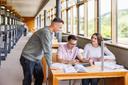 Studierende in Bibliothek