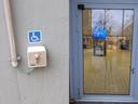 Zwei Fotos zu einem zusammengefügt. Links: weißer Klingelknopf und ein blaues Rollstuhlsymbol. Rechts: Tür mit Glasfront