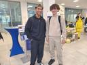 Zwei Studenten in Räumlichkeiten der HHN am Techcampus, m Hintergrund Stehtische und Messestände.