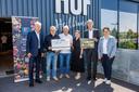 Der HHN-Klimawald siegt beim Edeka-Nachhaltigkeitsprojekt. Die Verantwortlichen halten lächelnd den Scheck in die Kamera.