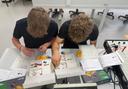 Schüler im Elektrolabor erarbeiten einen Versuch