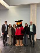 Studierende in Toronto mit Maskottchen