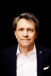 Porträt von Thomas Meyer: Ein grauhaariger Man, der frontal in die Kamera blickt.