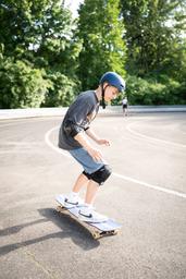 The image depicts a situation of the "Sport im Park" initiative of the citiy of Heilbronn where the GECKO Longboard & Skateboard Lab offered a longboarding course