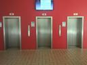 Das Bild zeigt die 3 Aufzüge im Gebäude A am Campus Sontheim.