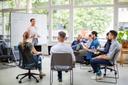 Studierende im Stuhlkreise mit Whiteboard