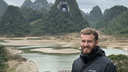 Austauschstudent vor malerischer vietnamesischer Landschaft