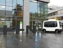 Ein autonomes Shuttle vor der Hochschule Heilbronn.