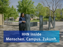 Eine junge Frau im Gespräch mit HHN-Profs.