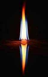 Das Bild zeigt die Flamme einer Kerze.