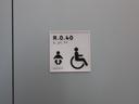 Das Bild zeigt das Türschild der barrierefreien Toilette mit Wickelmöglichkeit in R.0.40.