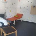 Der Eltern-Kind-Raum am Campus Sontheim hat einen Ruhesessel, eine Liege sowie Spielsachen für Kinder.