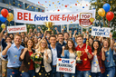 Jubelnde Menschen mit Banner zum CHE-Ranking Erfolg des Studienganges Business Engineering Logistics