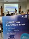 Programmflyer des FORUM HAW Promotion mit der verschwommenen Veranstaltung im Hintergrund