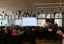 Dekanin Ostertag auf Bühne bei Graduierungsfeier Sose 26