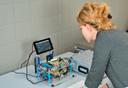 Studentin führt im Batterierecyclinglabor eine Datenanalyse bei der Entladung von Lithium-Ionen-Zellen durch.