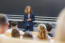 Professorin hält eine Vorlesung