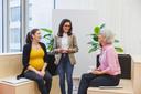 Drei Frauen im gemeinsamen Gespräch