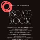 "Escape Room steht groß und mittig im Bild. Darunter steht: "Begebt euch auf ein Abenteuer der besonderen Art! Professorin Johanna Fritz wird euch mit Rätseln die geheimnisse der Demokratie näher bringen! Könnt ihr die Demokratie retten, oder ist es zu spät?