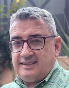 Das Bild zeigt einen Mann mit grauem Haar und Brille