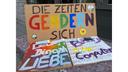Ein bunt bemaltes Pappschild mit der Aufschrift "Die Zeiten gendern sich"