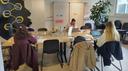 Doktorandinnen an einem Konferenztisch bei der Arbeit